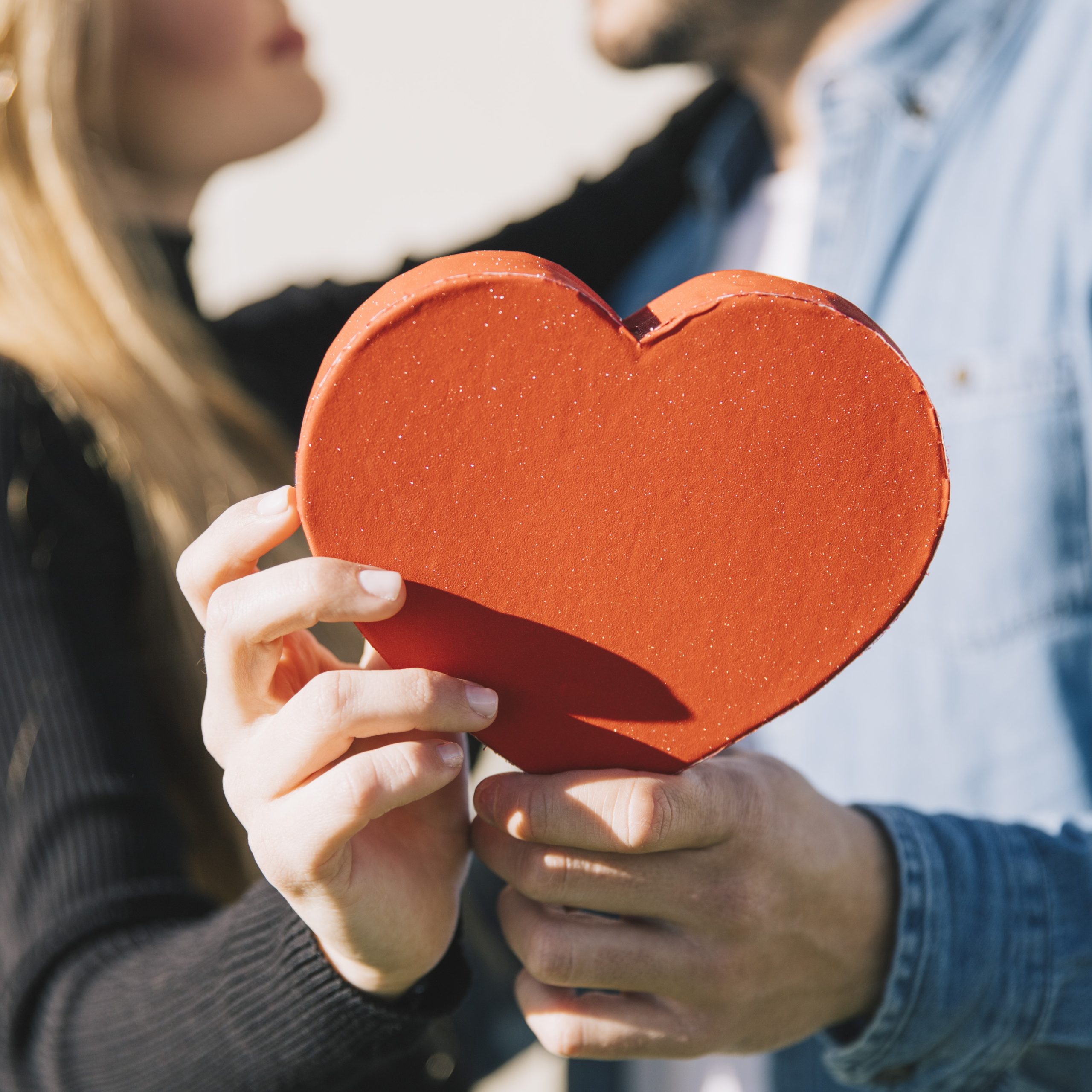 Ormoni che si alzano e altri che si abbassano, ecco gli elementi protagonisti della formula chimica dell'amore